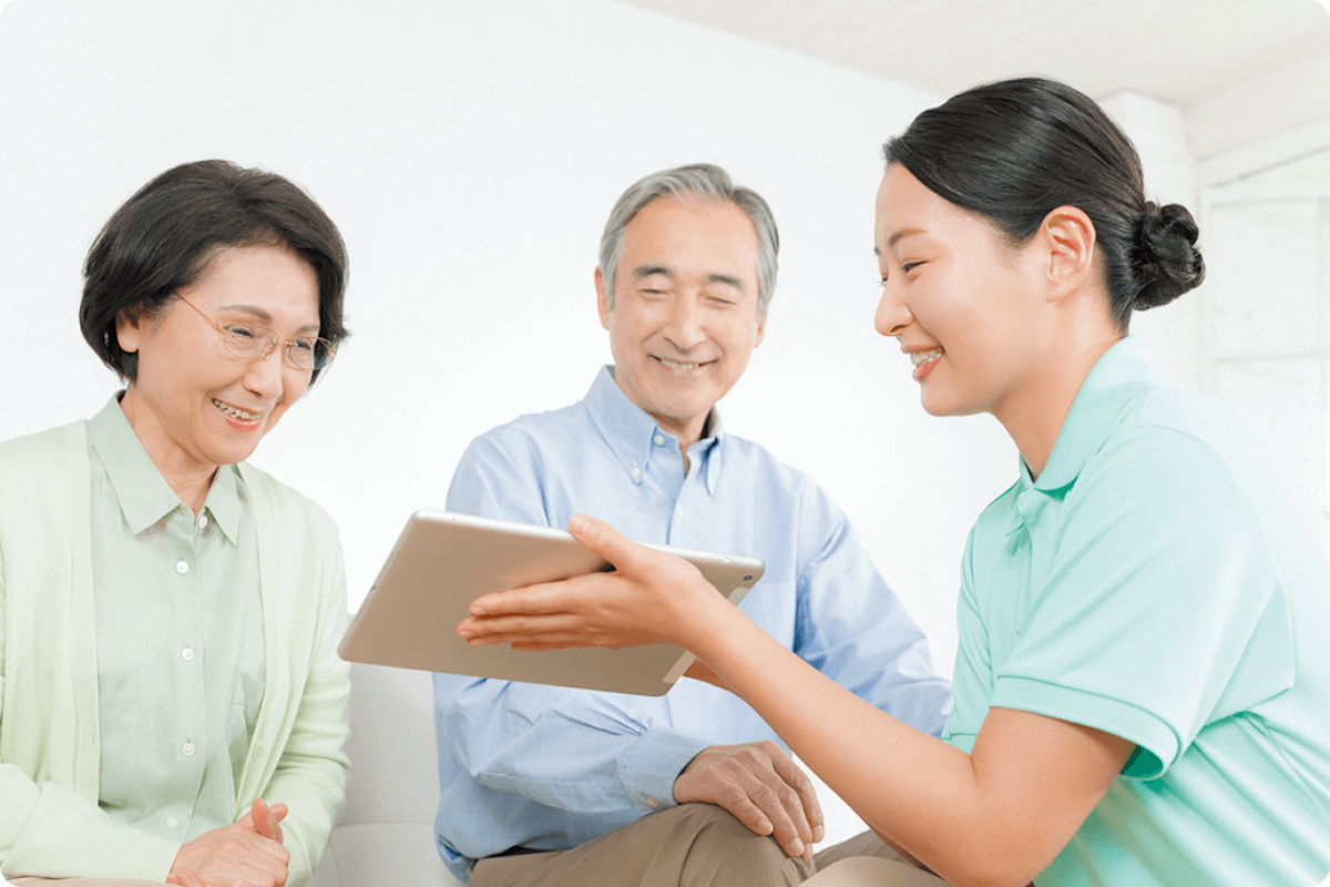 健康王国DXを試すスタッフと利用者